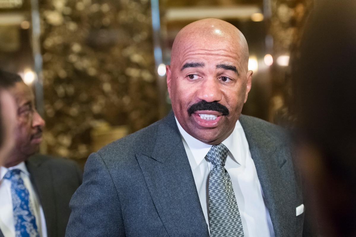 HGYRBX New York, USA. 13th Jan, 2017. Media host Steve Harvey is seen speaking with the press in the lobby of Trump Tower in New York, USA. Credit: MediaPunch Inc/Alamy Live News