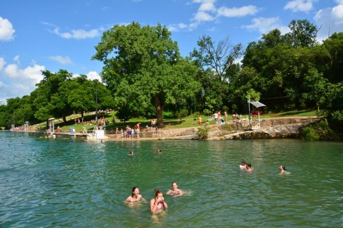 Oameni înoată într-un lac din Austin, Texas