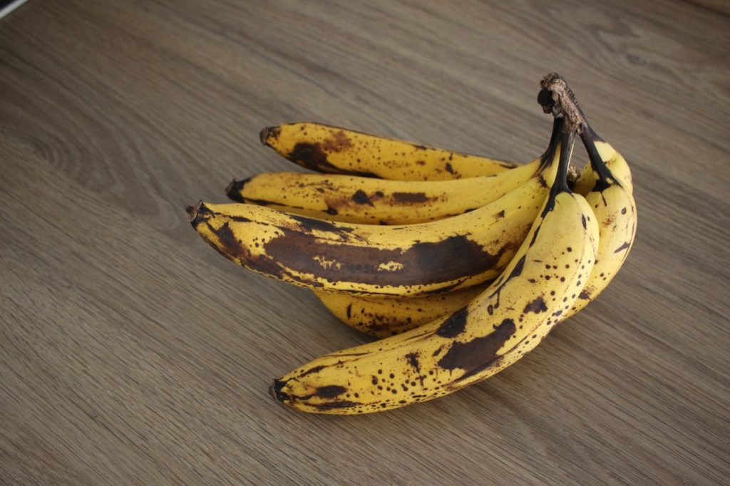 bananas maduras em coisas de balcão de cozinha em sua casa atraindo pragas