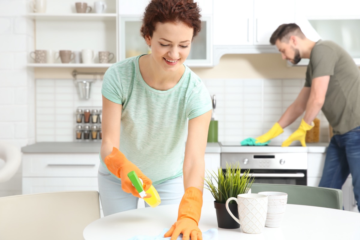 Clean main. Мужчина и женщина уборка. Уборка кухни. Мужчина и женщина убираются. Мужчина и домашние дела.