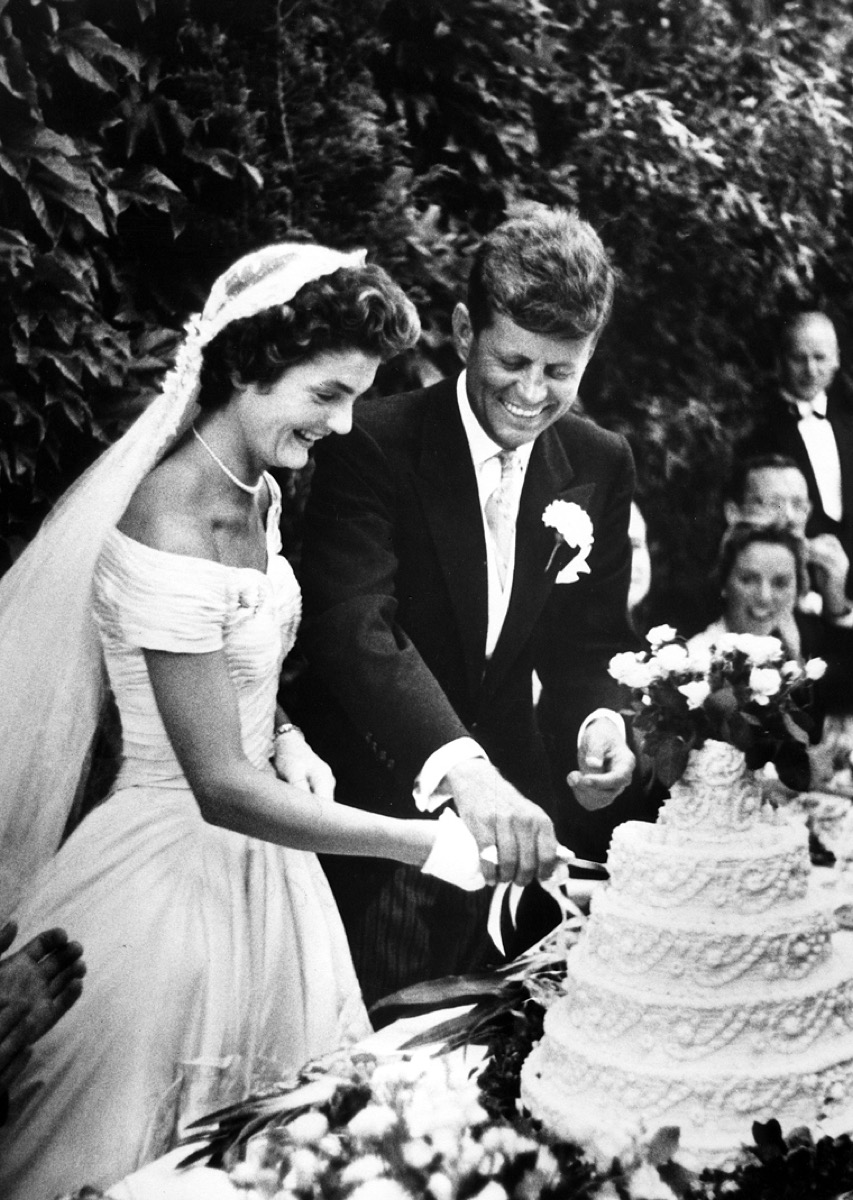 JFK and Jackie Kennedy cutting wedding cake