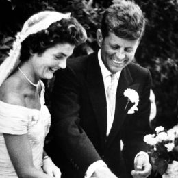 JFK and Jackie Kennedy cutting wedding cake
