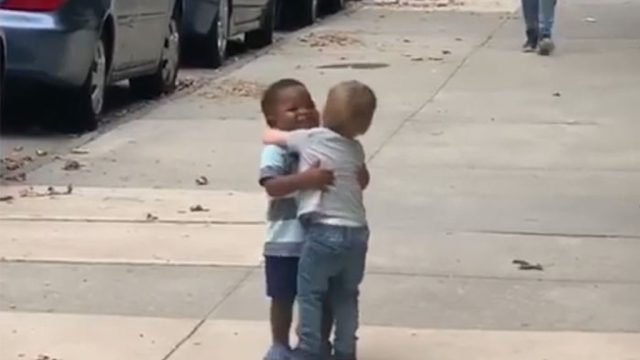 toddlers hugging viral video