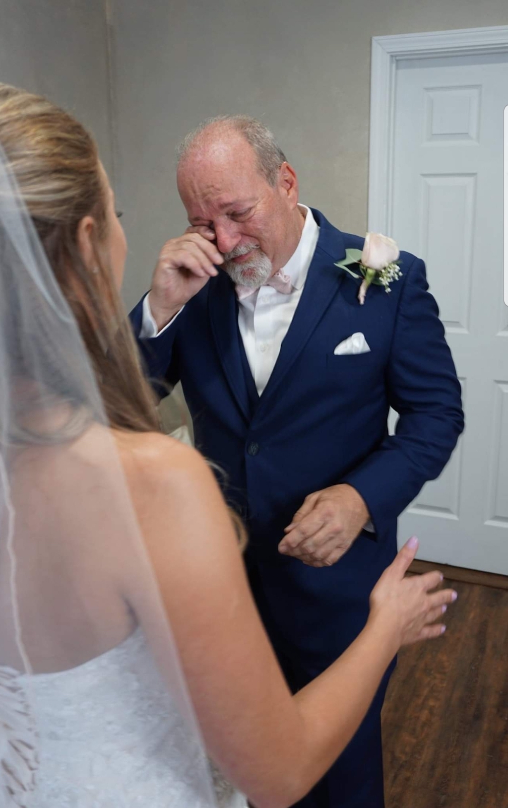 dad crying at wedding