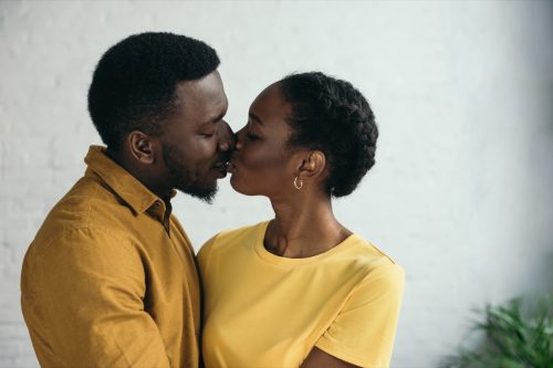 Einen Mann und eine Frau küssen