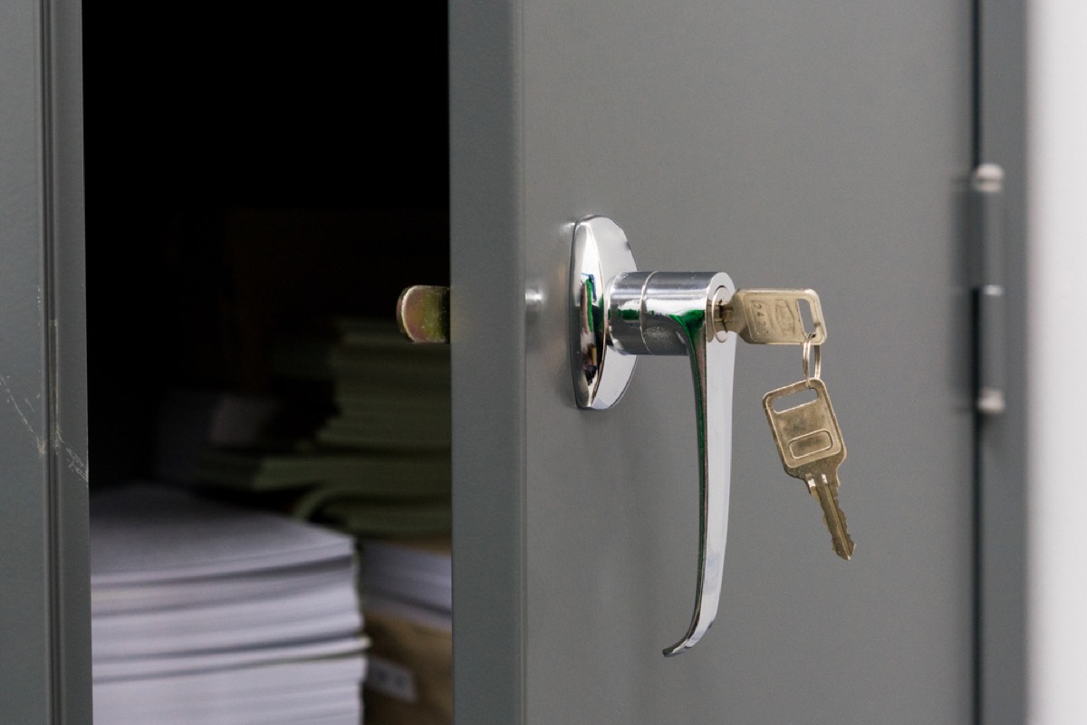 27 Essential Home Security Tips You Need to Know, According to Experts ...
