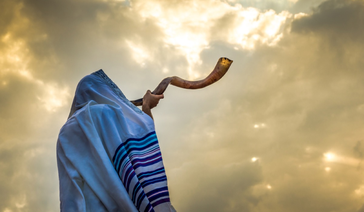 man blowing shofar outdoors, rosh hashanah facts