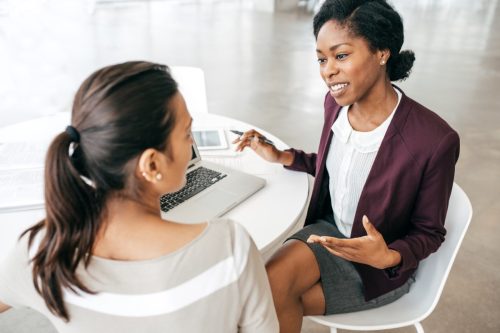 Две жени водят разговор на работа как да водят разговор