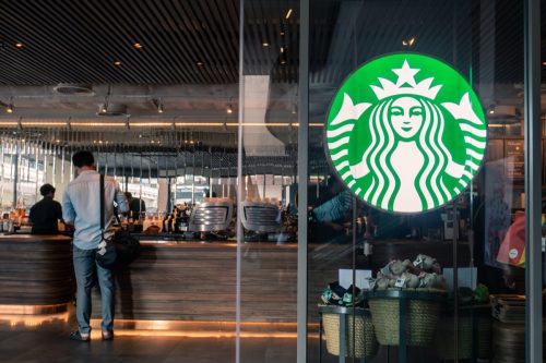 Logo cà phê Starbucks phía trước cửa hàng