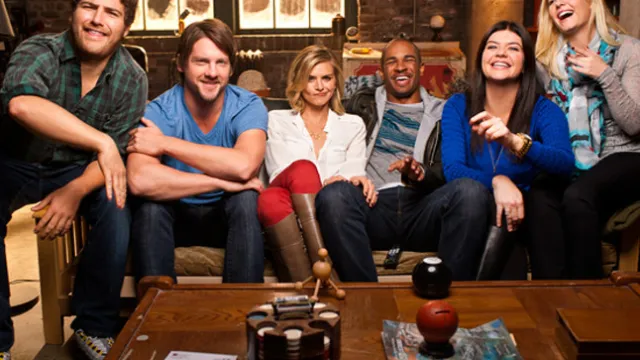 the cast of happy endings sitting on a couch