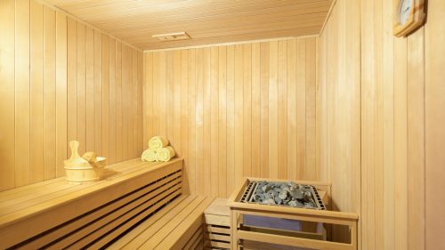 nội thất của một phòng tắm hơi bằng gỗ