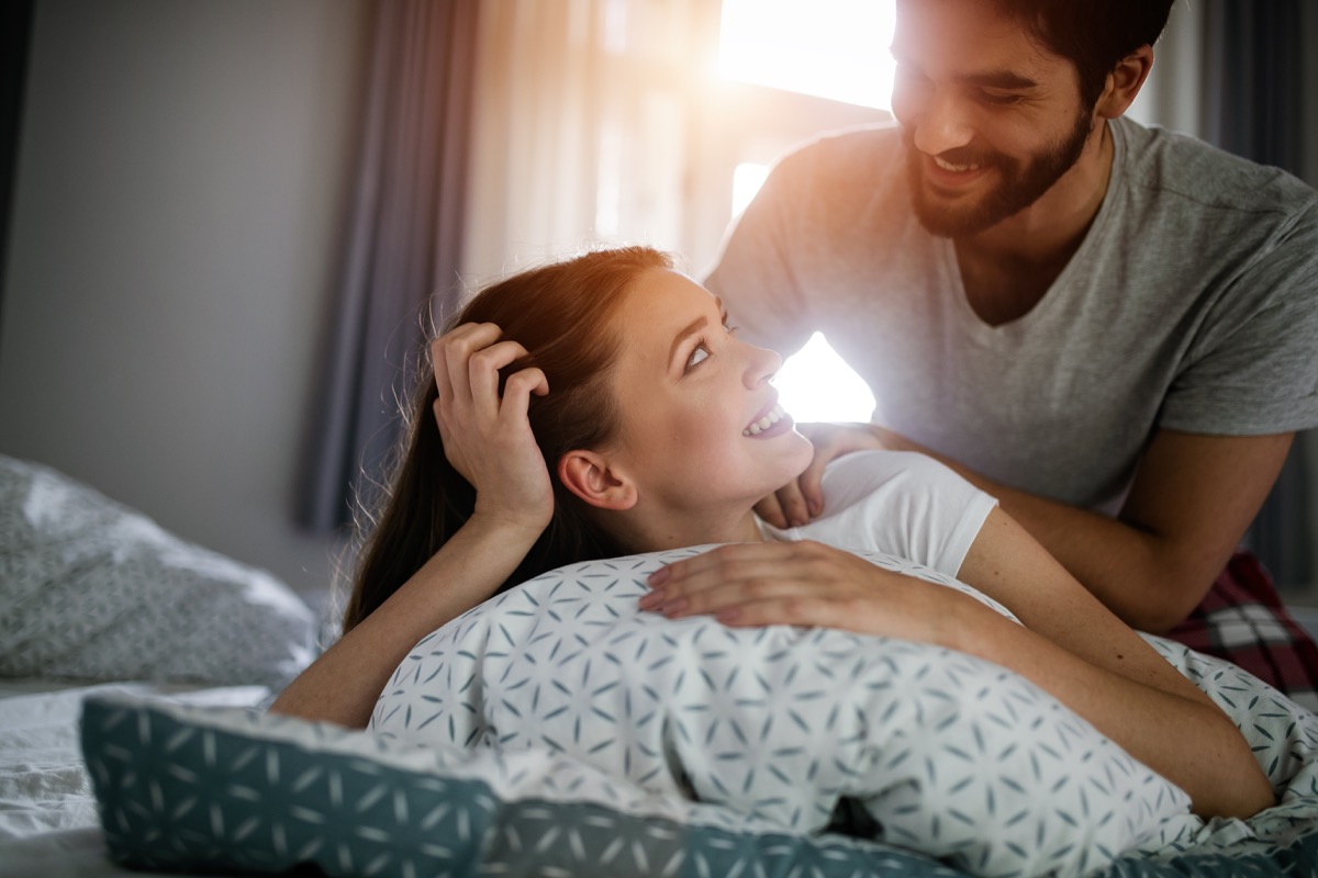 petit ami donne à sa petite amie un massage du dos au lit