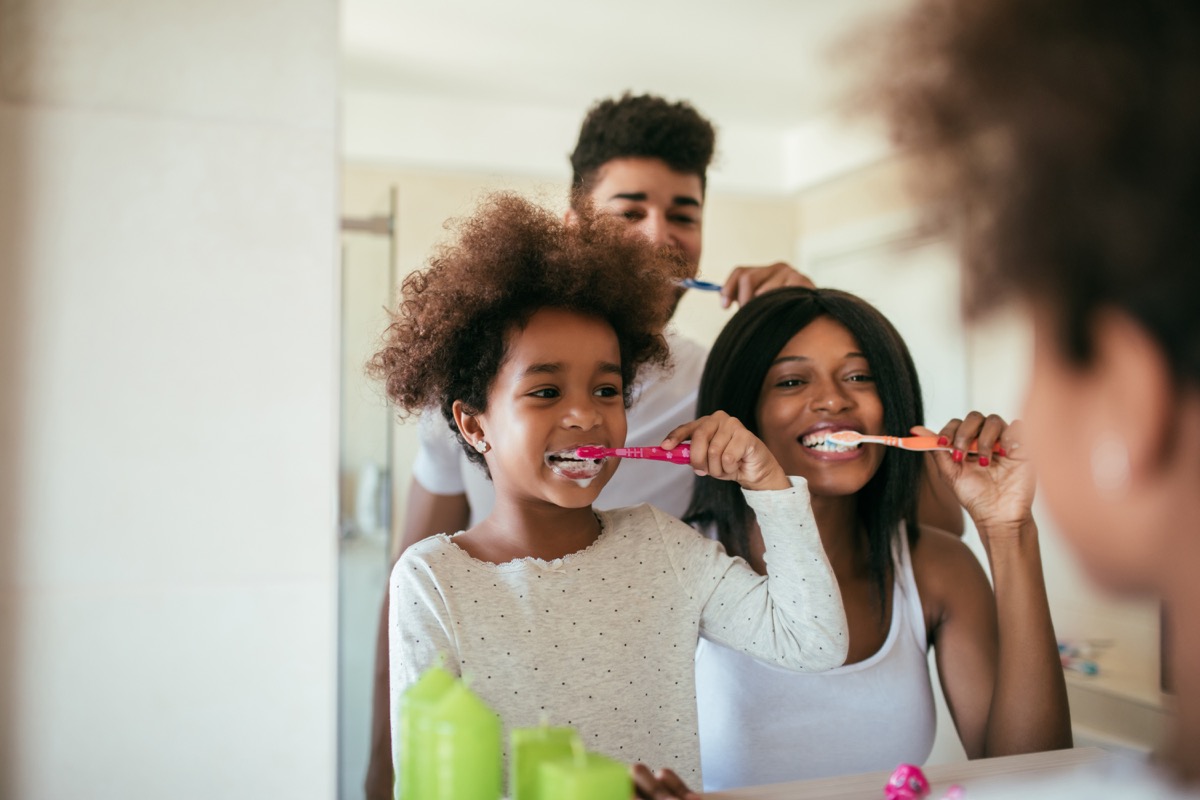 A família escova os dentes pela manhã