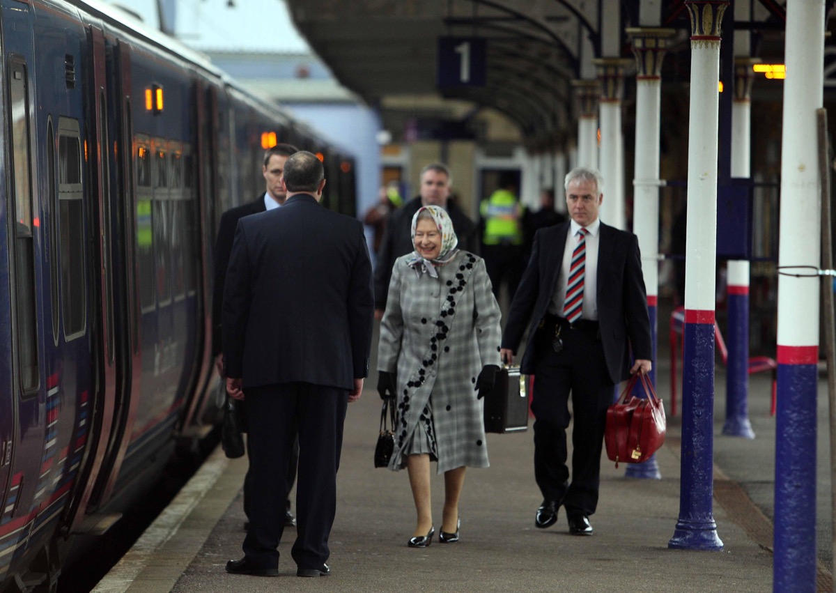 queen elizabeth takes a train to her country home