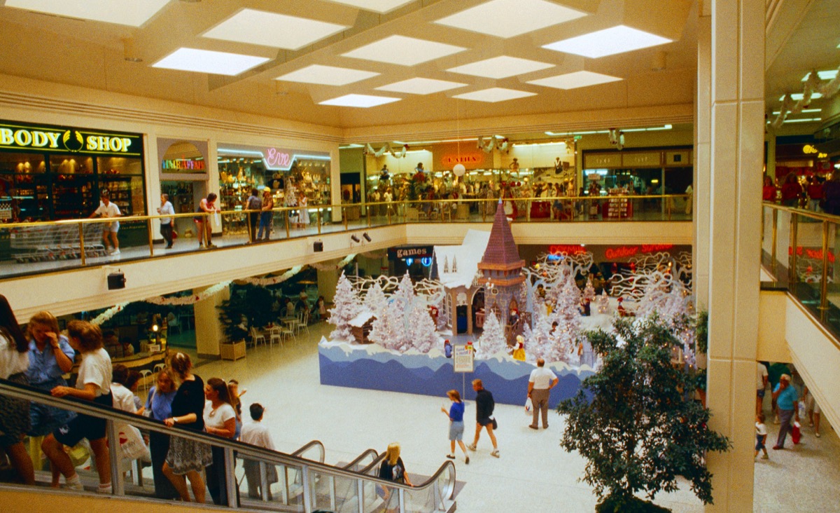 A0KYT9 Canberra Australia Shopping Centre At Christmas. Image shot 1990. Exact date unknown.