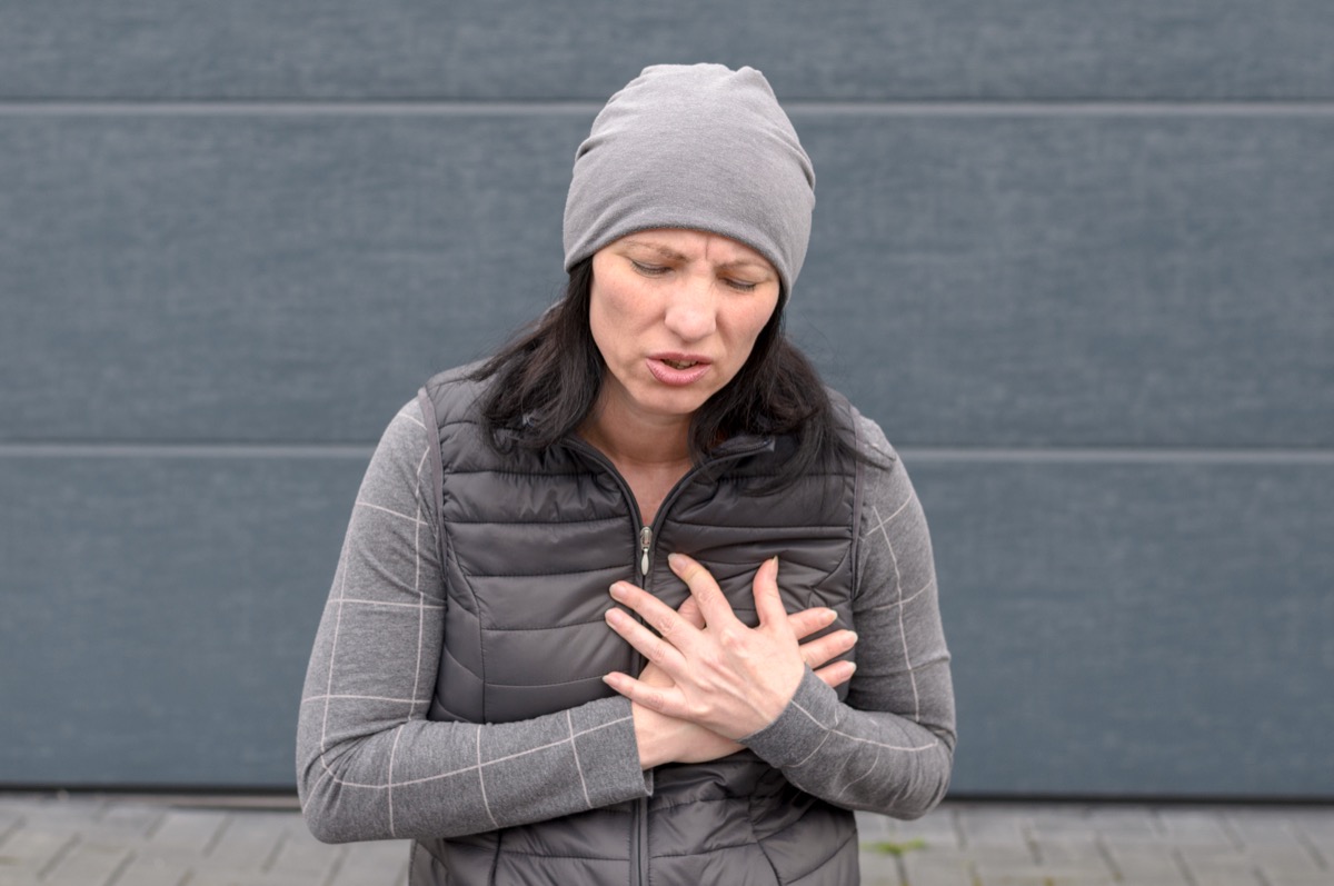 Woman with heart pain in the winter