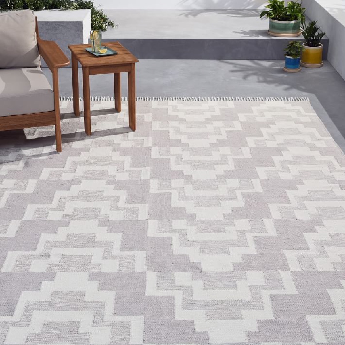 Gray and white geometric rug in livingroom