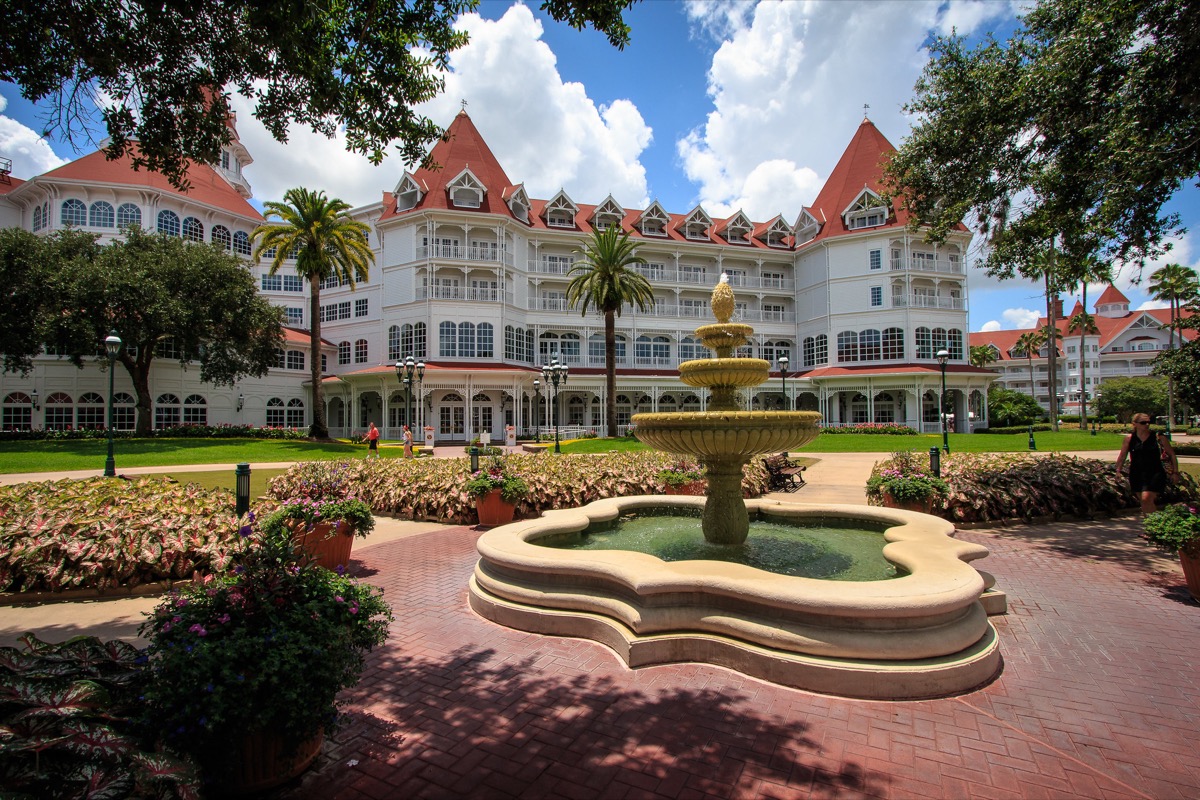 the grand floridian hotel from the outside during daytime