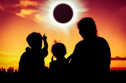 family watching the eclipse
