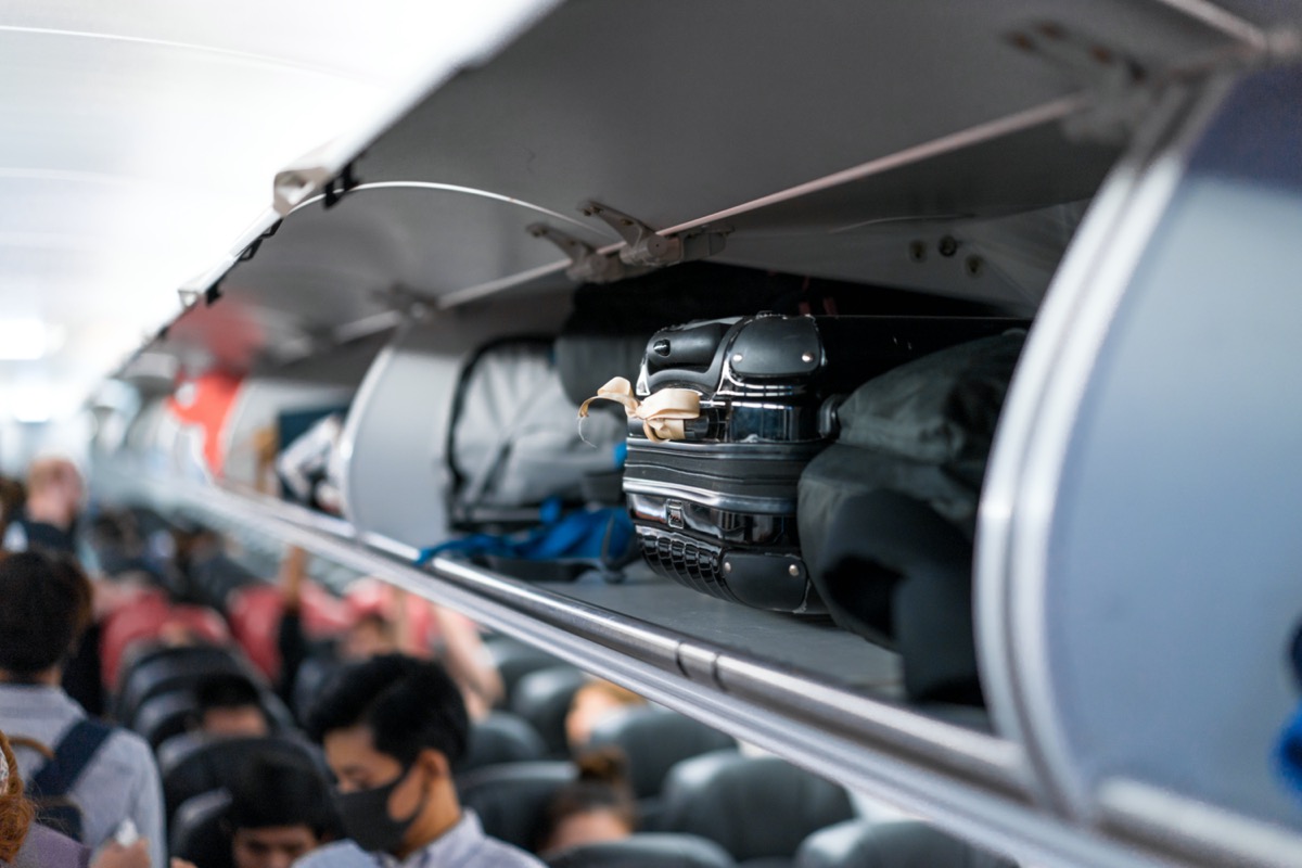 опакован багаж в самолета