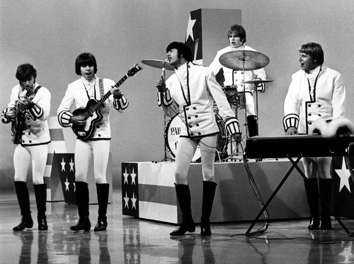 Группы 60 г. Группа Paul Revere & the Raiders. Ансамбли 60-х. Группы 60. Британские группы 60-80 годов.
