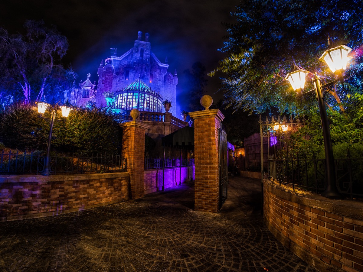 the haunted mansion in disney world during nighttime