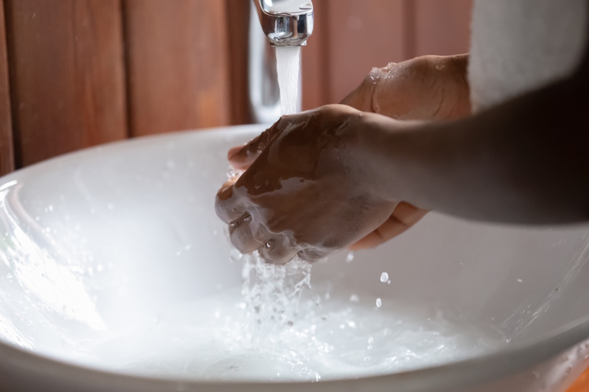 Άτομο που πλένει τα χέρια του σε έναν νεροχύτη