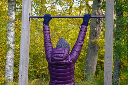 woman doing pull ups at outdoor park