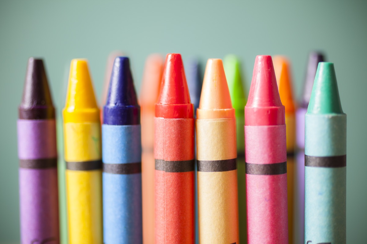 Vedere de aproape a unei varietăți de creioane colorate