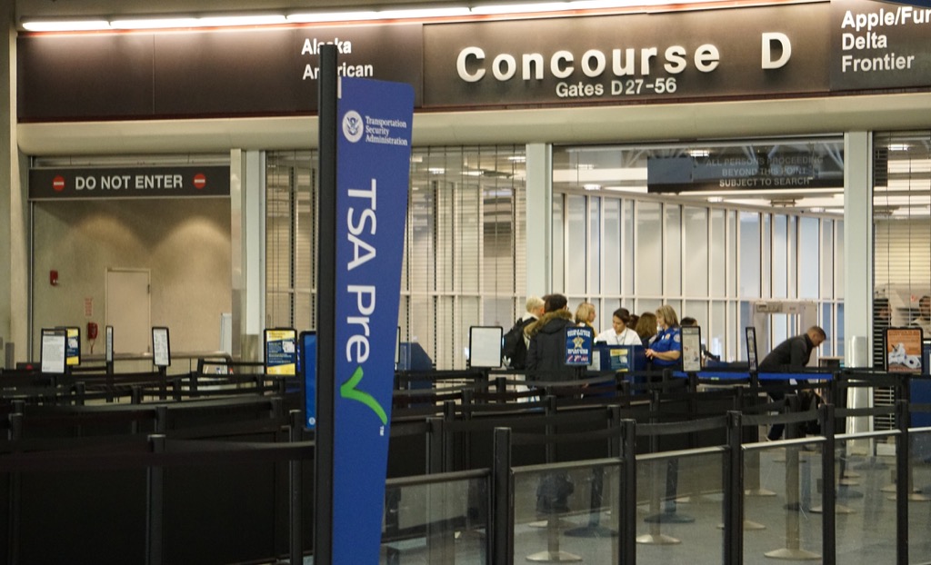 สายการรักษาความปลอดภัยที่สนามบินที่สนามบินนานาชาติ Mitchell ในเมือง Milwaukee รัฐวิสคอนซิน