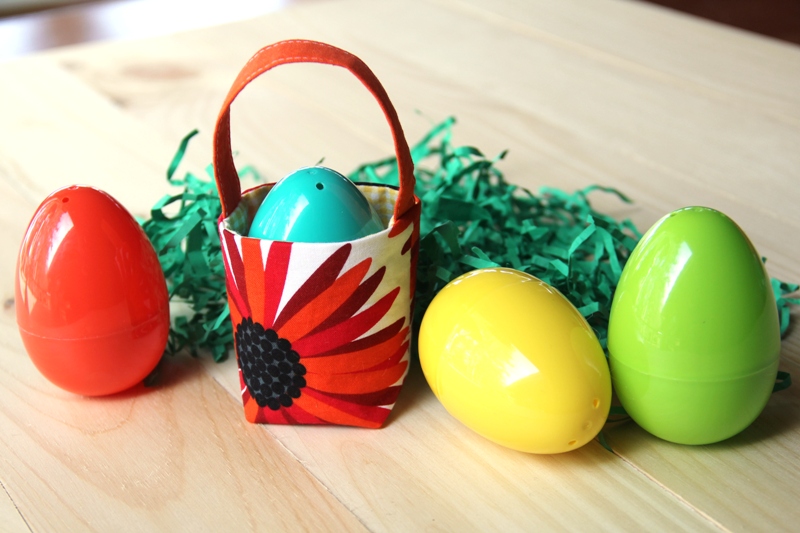 Tiny Easter basket for egg
