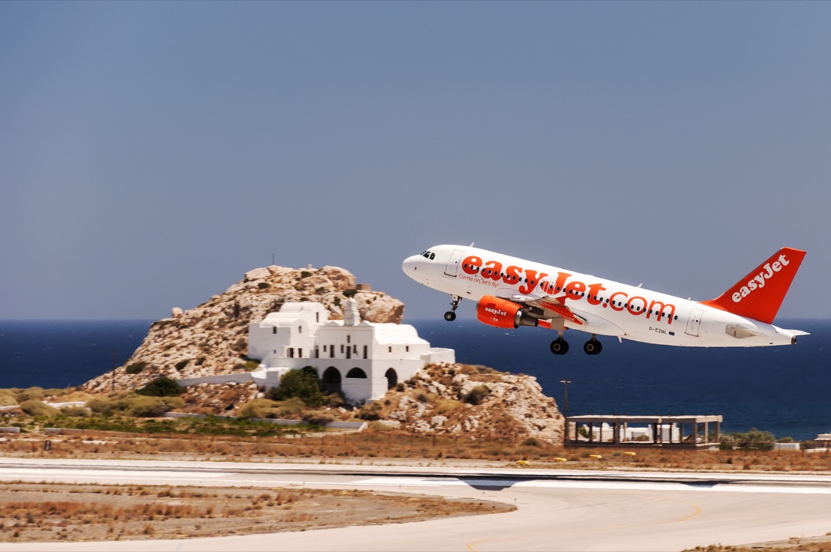 easyjet plane taking off