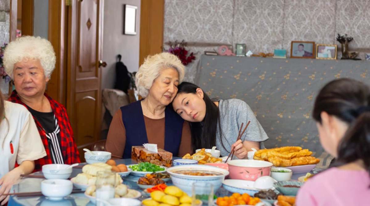 Shuzhen Zhao and Awkwafina in The Farewell