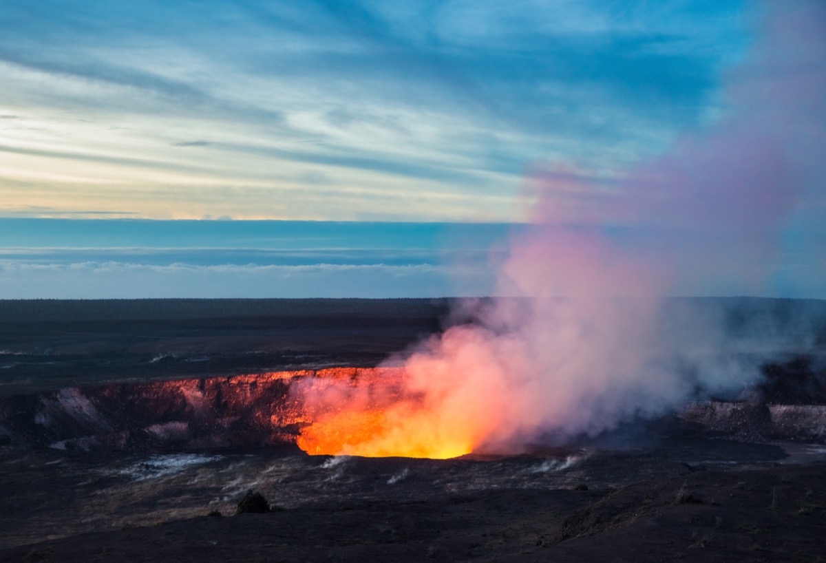 Foc și aburi izbucnesc din craterul Kilauea (craterul Pou-Ou), Parcul Național Vulcanii din Hawaii