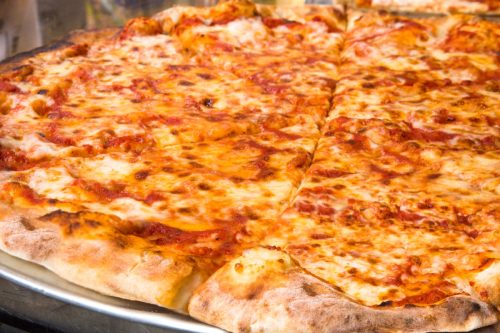 Plăcintă cu pizza în stil italian autentic în New York City