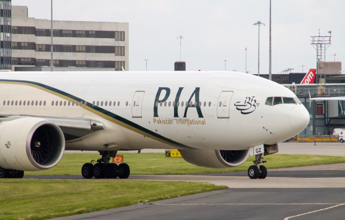 pakistan international airlines plane turning to take off
