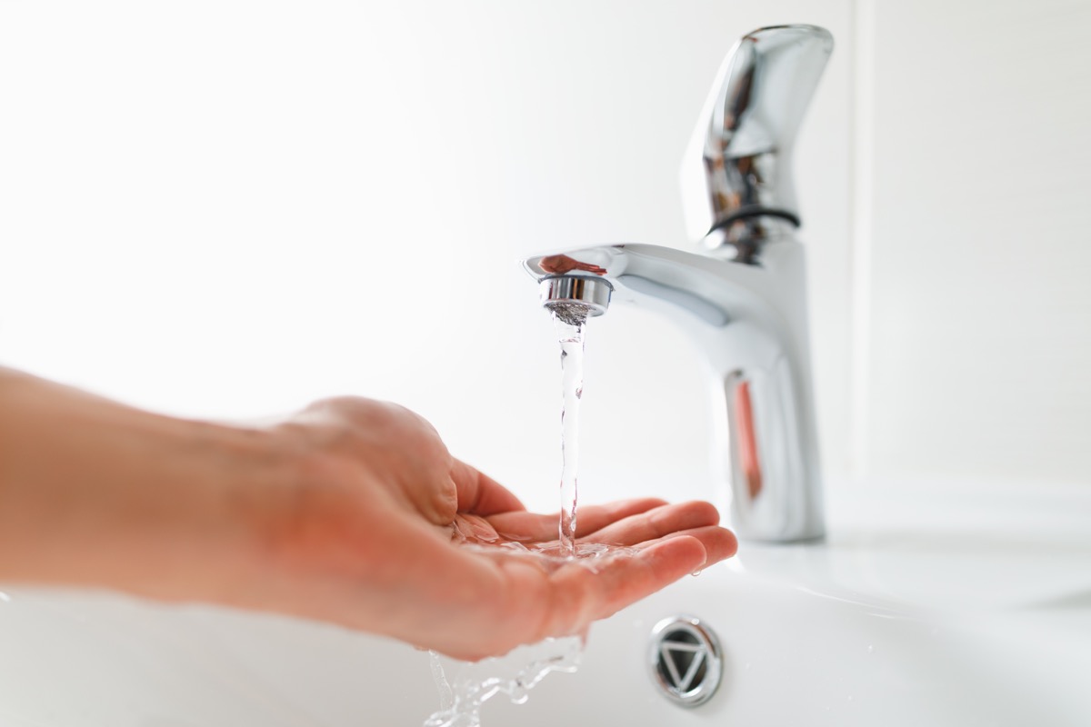 Low flow sink faucet