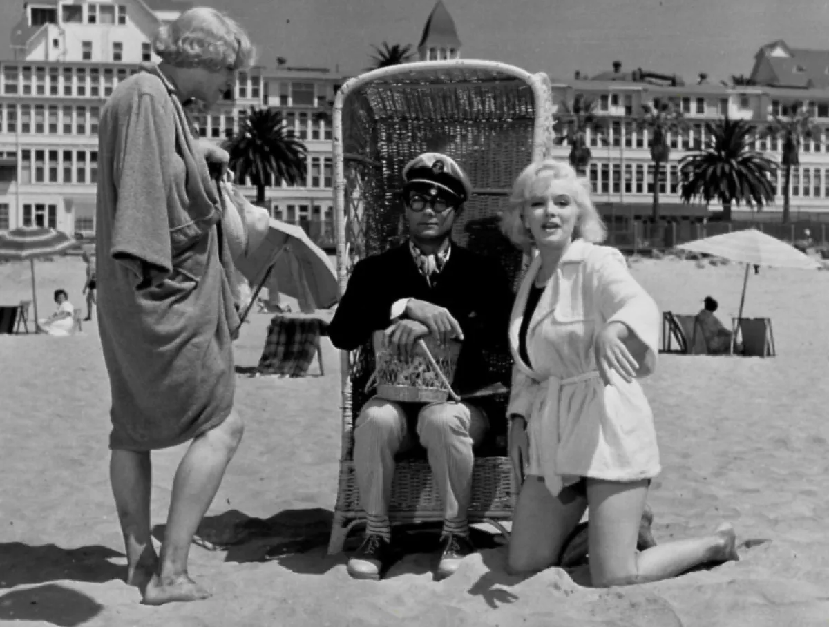 Jack Lemmon, Tony Curtis, and Marilyn Monroe in Some Like It Hot