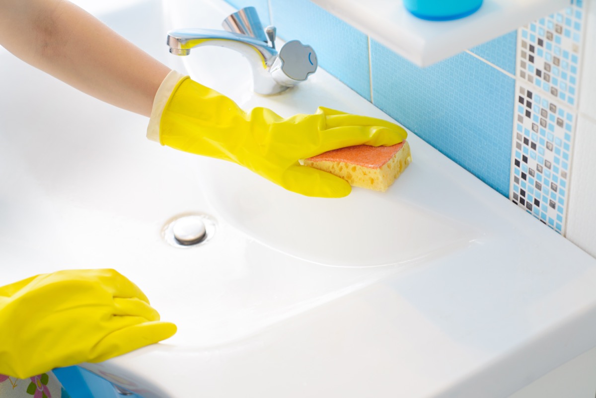 Cleaning sink with sponge