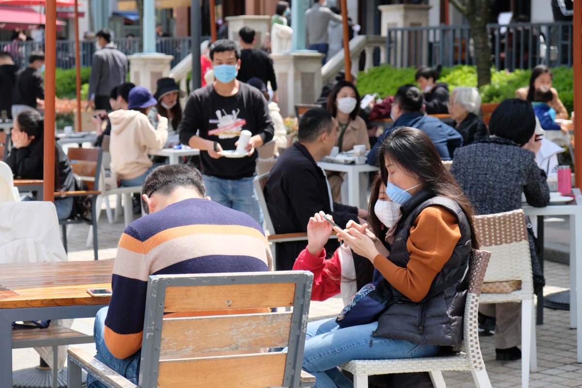 Outdoor restaurant people wearing masks