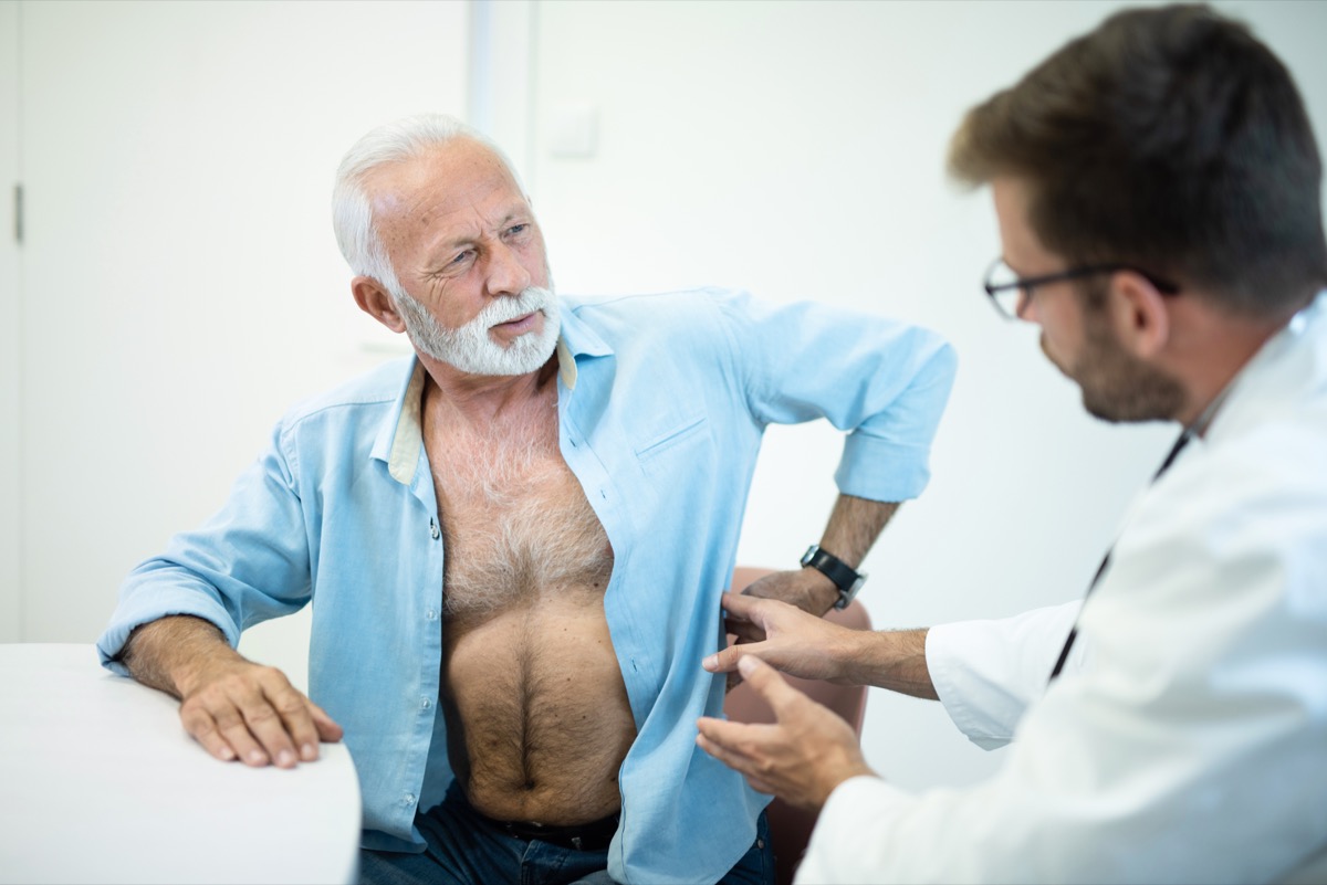 Un bărbat în vârstă are dureri de rinichi posterioare în timpul unui examen medical.