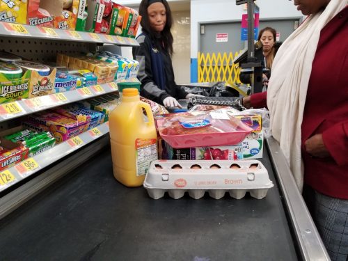 Femeie care cumpără alimente de la casă Walmart