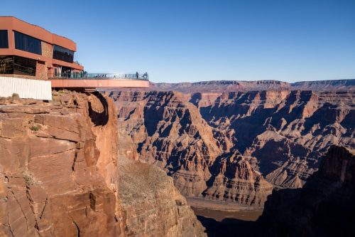 Skywalk Observation Bridge aus Glas am West Rim des Grand Canyon - Arizona, USA