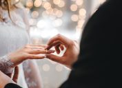 Nghi thức trao nhẫn trong lễ cưới