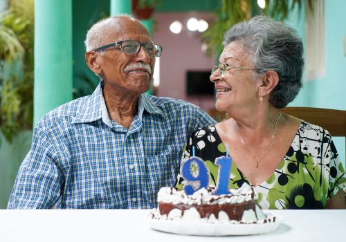 Bărbatul și femeia în vârstă sărbătoresc 91 de ani