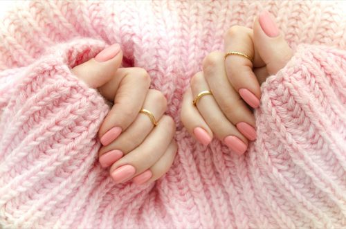 Bàn tay với móng tay màu hồng