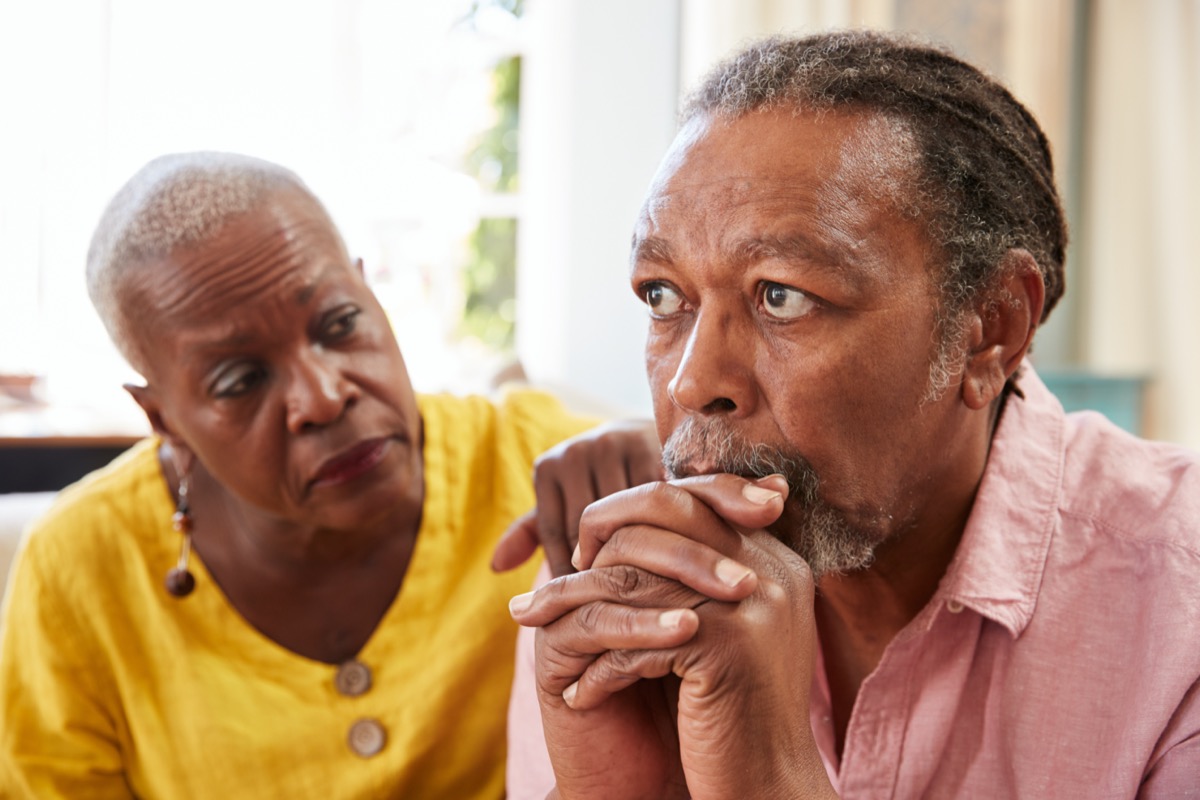 Älterer schwarzer Mann und depressive Frau