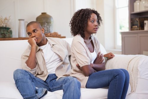 Paar ignoriert sich beim Streiten auf dem Sofa
