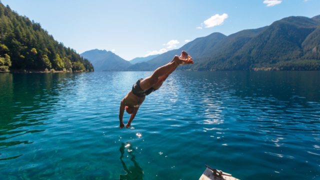 man dives into lake crescent in washington