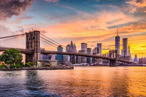 Đường chân trời thành phố New York trên sông Đông với cầu Brooklyn lúc hoàng hôn.